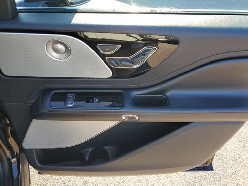 Used 2022 Lincoln Aviator Reserve w/ Equipment Group 201A image 9