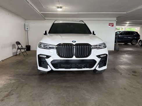 Used 2022 BMW X7 xDrive40i w/ M Sport Package AWD/4WD image 4