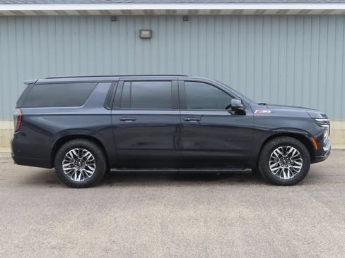 Used 2025 Chevrolet Suburban Z71 w/ Z71 Off-Road Package AWD/4WD image 2