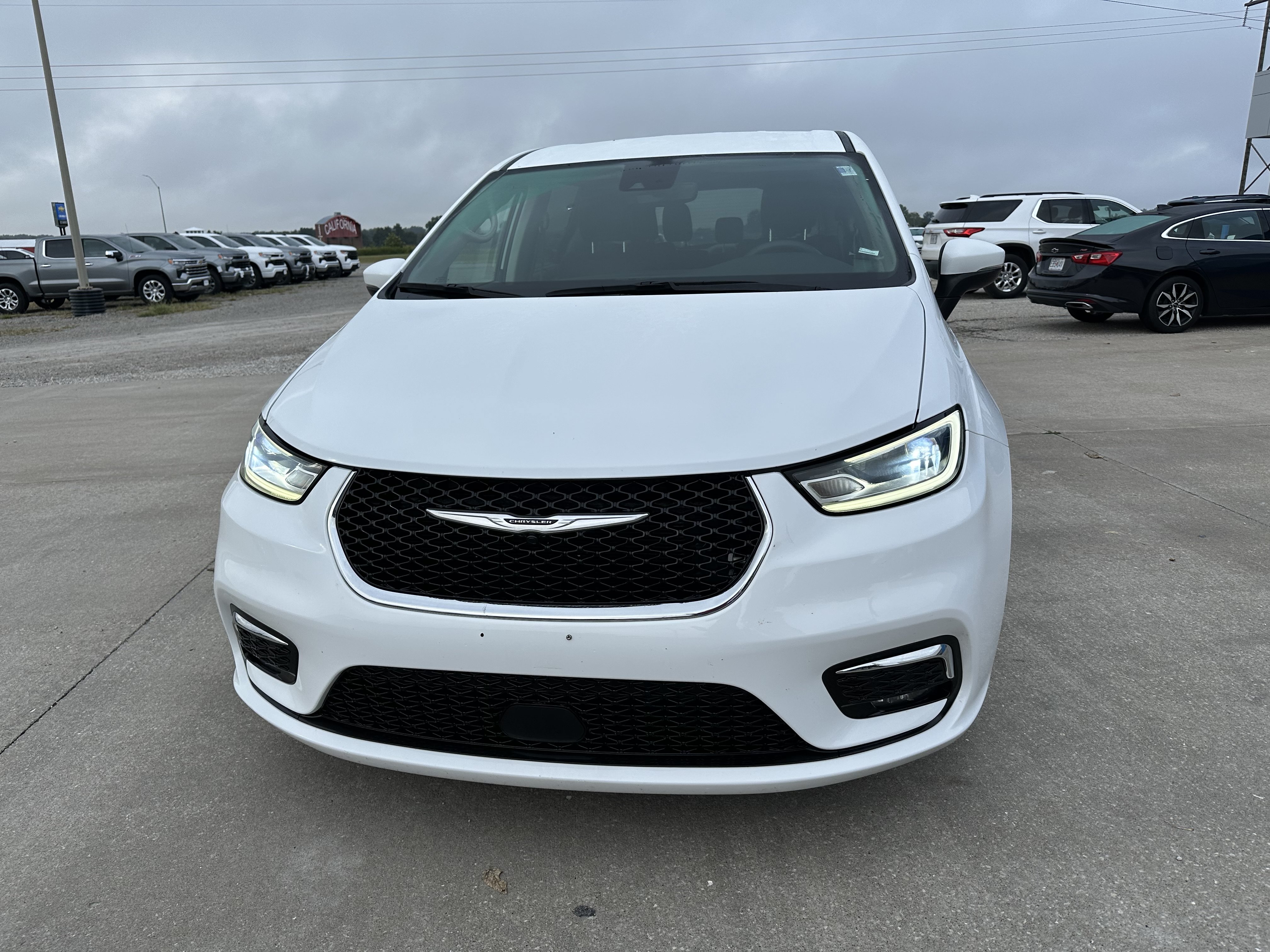Used 2023 Chrysler Pacifica Touring-L FWD image 6