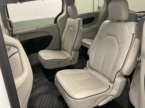 Used 2021 Chrysler Pacifica Limited AWD/4WD image 19