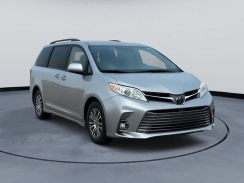 Used 2018 Toyota Sienna XLE FWD image 9