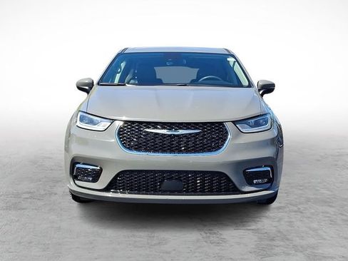 Used 2023 Chrysler Pacifica Touring-L FWD image 2