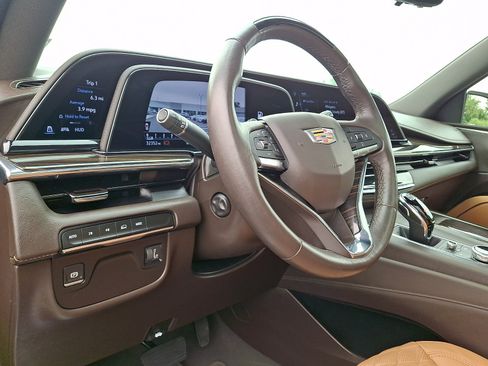 Used 2024 Cadillac Escalade Premium Luxury AWD/4WD image 16