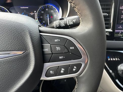 Used 2023 Chrysler Pacifica Touring-L FWD image 14