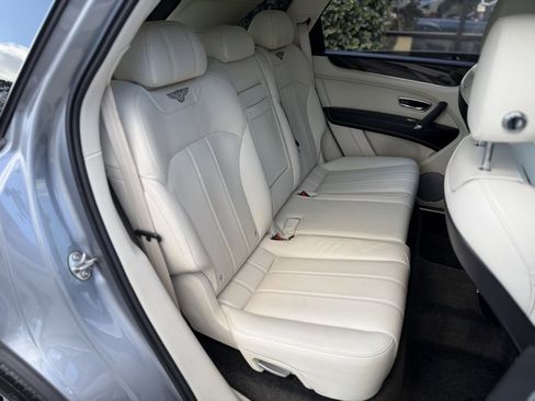 Used 2019 Bentley Bentayga image 40