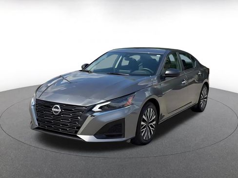 Used 2025 Nissan Altima 2.5 SV FWD image 4