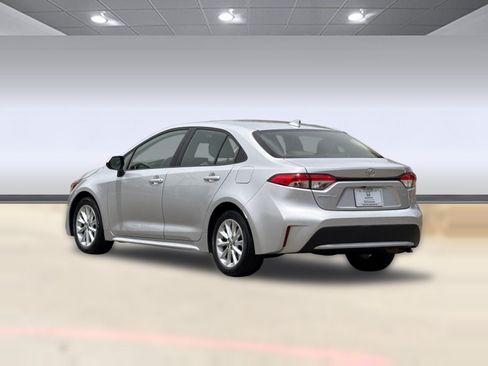 Used 2020 Toyota Corolla LE w/ LE Convenience Package FWD image 3