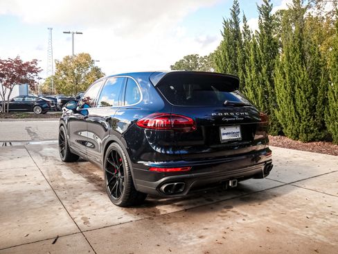 Used 2015 Porsche Cayenne Turbo image 9