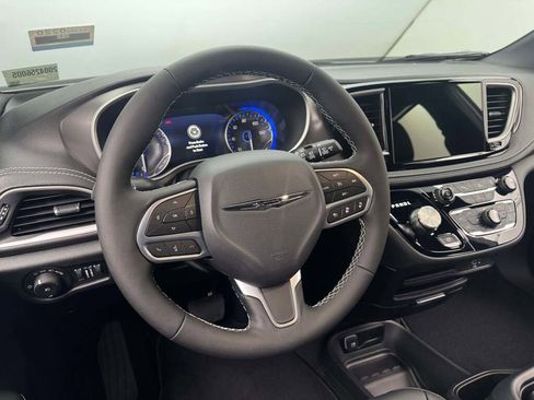 New 2026 Chrysler Pacifica Select image 24