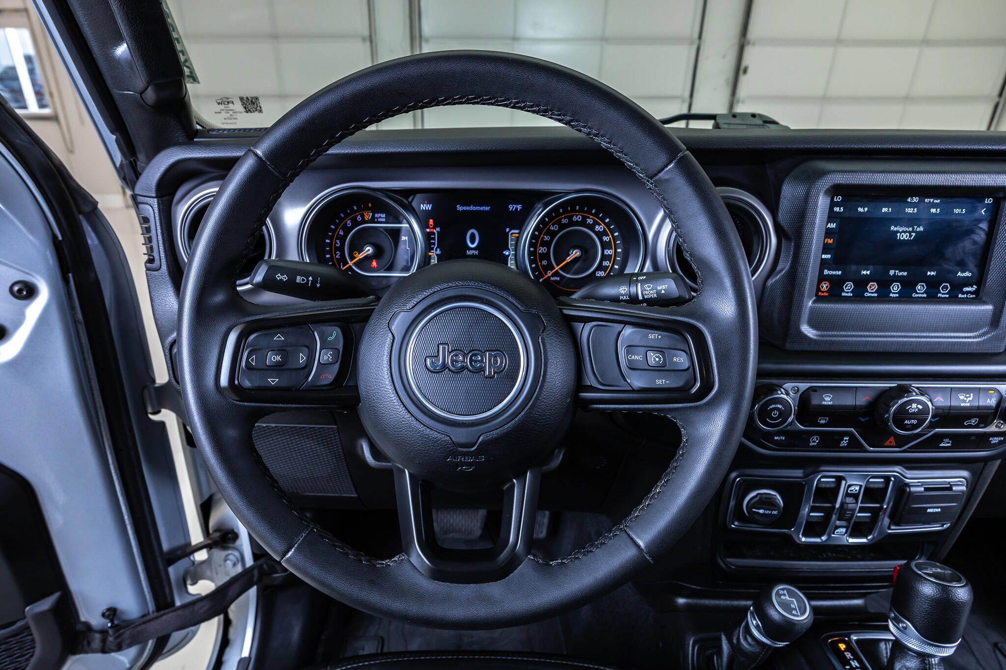 Used 2023 Jeep Gladiator Sport AWD/4WD image 17