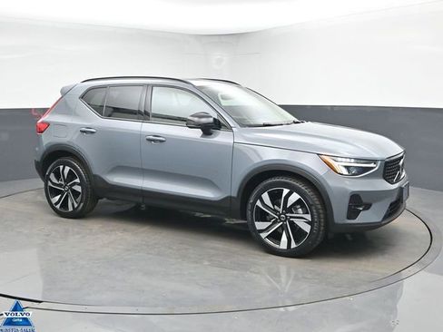 Used 2023 Volvo XC40 B5 Plus w/ Climate Package image 1