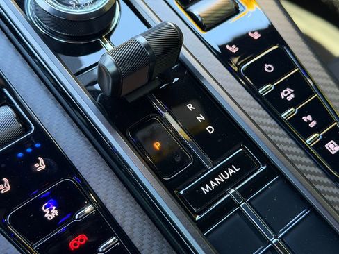 Used 2025 Aston Martin V8 Vantage Coupe image 32