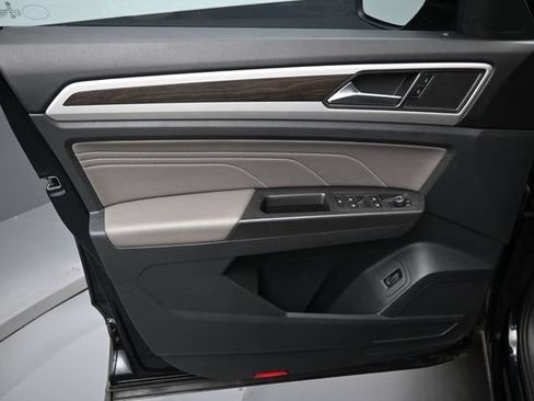 Used 2023 Volkswagen Atlas SE w/ Panoramic Sunroof Package FWD image 11