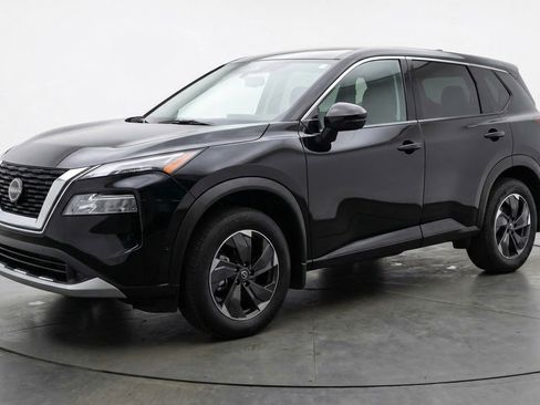 Used 2025 Nissan Rogue SV image 3