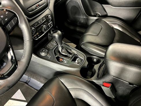 Used 2019 Jeep Cherokee Latitude Plus AWD/4WD image 18