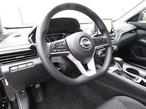 Used 2025 Nissan Altima 2.5 SV FWD image 14