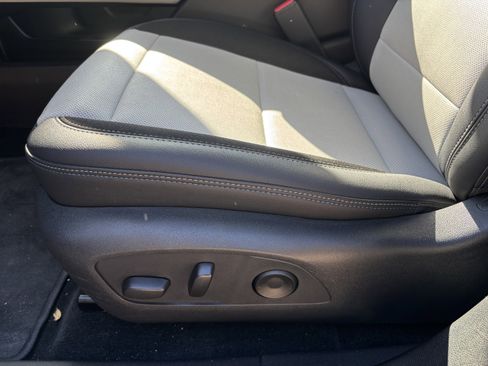 Used 2025 Chevrolet Equinox EV LT image 9