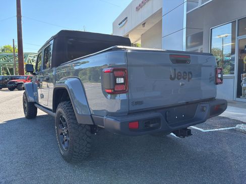 Used 2025 Jeep Gladiator Sport AWD/4WD image 9
