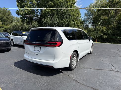 Used 2026 Chrysler Pacifica Select FWD image 6