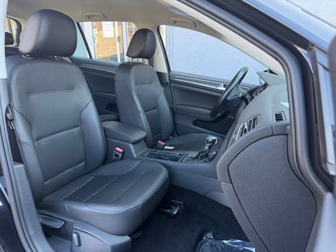 Used 2019 Volkswagen e-Golf SEL Premium image 32