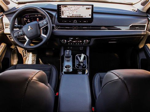 New 2025 Mitsubishi Outlander SE image 39