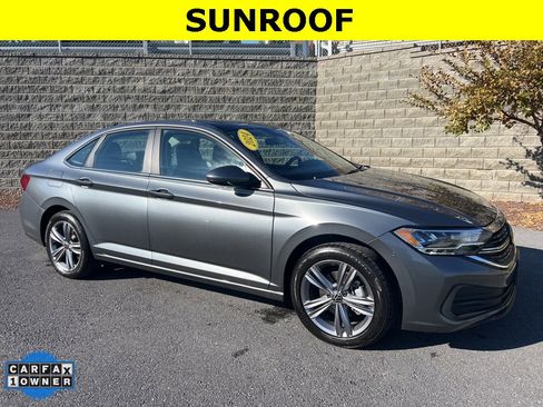 Used 2024 Volkswagen Jetta SE image 1