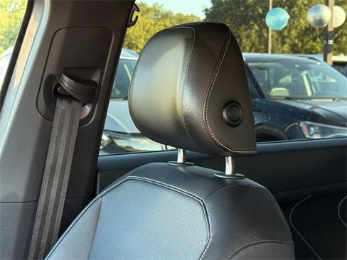 Used 2022 Volkswagen Tiguan SE R-Line image 11