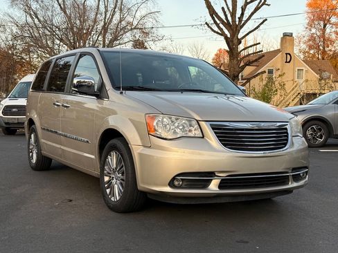 Used 2014 Chrysler Town & Country Touring-L w/ Driver Convenience Group image 4