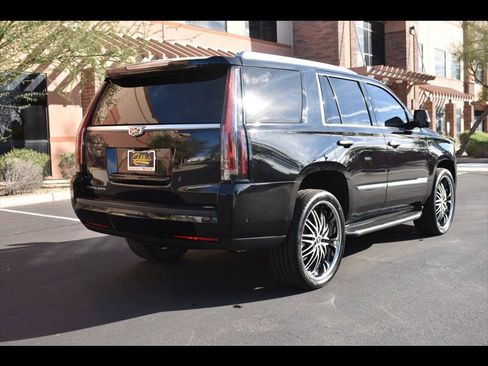 Used 2017 Cadillac Escalade Luxury image 7