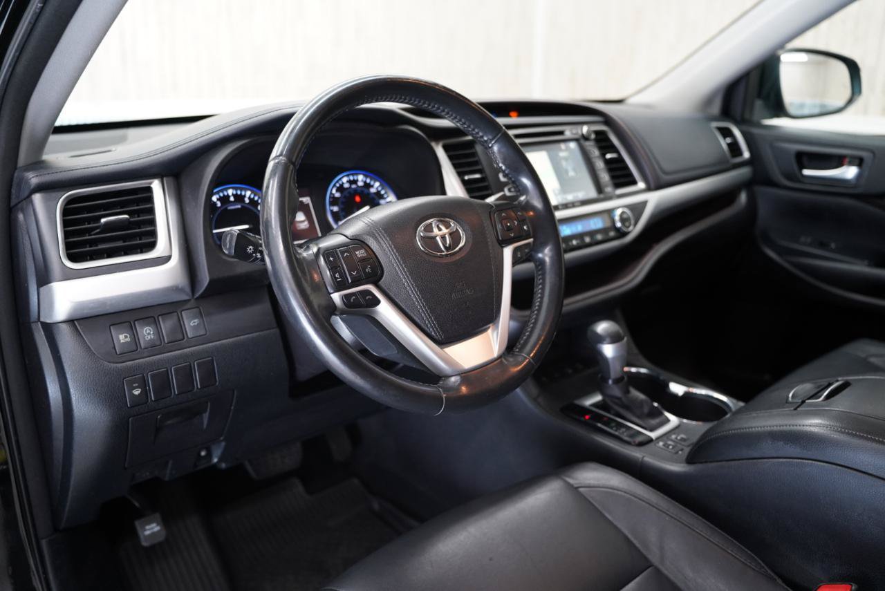 Used 2017 Toyota Highlander XLE AWD/4WD image 11
