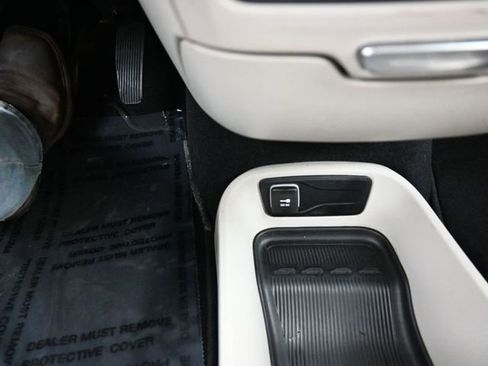 Used 2024 Chrysler Pacifica Select image 41