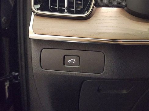 Used 2025 Volvo XC90 B5 Plus image 22