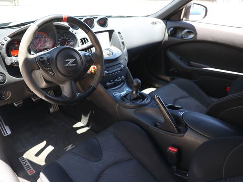Used 2017 Nissan 370Z NISMO RWD image 6