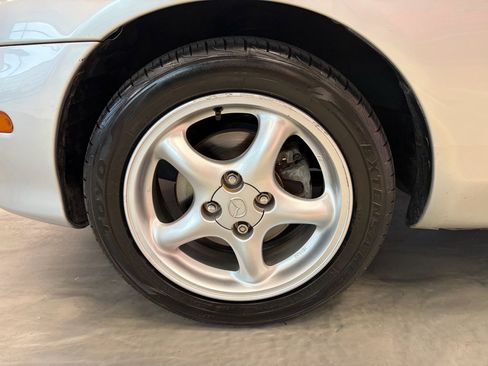 Used 2001 MAZDA MX-5 Miata RWD image 15