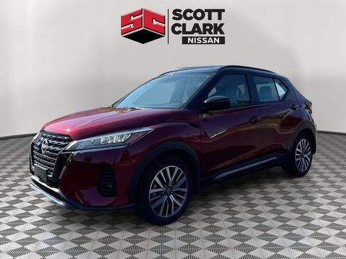 Used 2023 Nissan Kicks SR w/ SR Premium Package FWD image 3