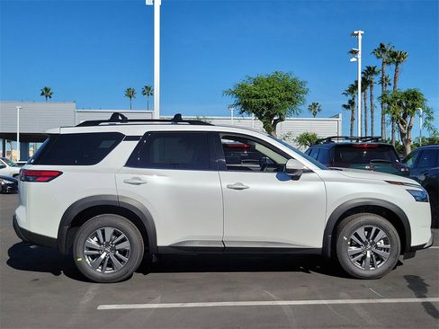 New 2025 Nissan Pathfinder SV image 7