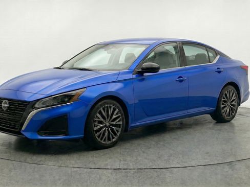 Used 2025 Nissan Altima 2.5 SV image 2