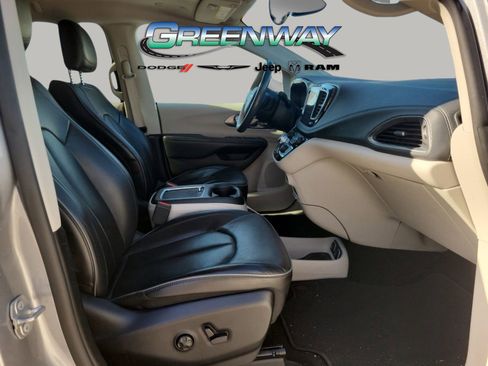 Used 2019 Chrysler Pacifica Limited image 11