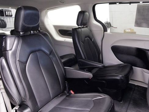 Used 2024 Chrysler Pacifica Touring-L image 19