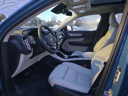 Used 2023 Volvo XC40 B5 Plus w/ Climate Package image 11