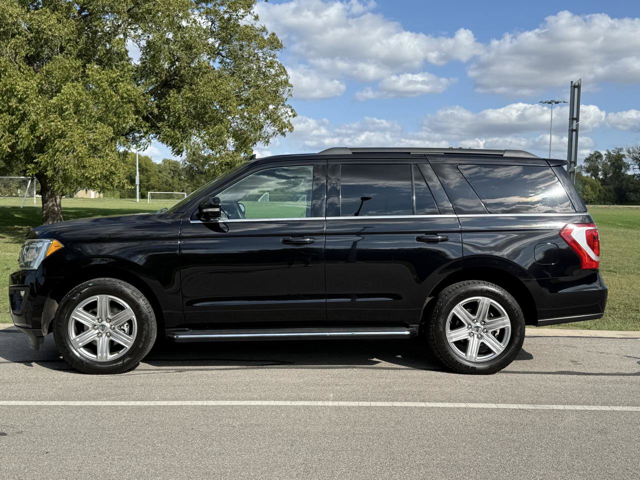 Used 2019 Ford Expedition XLT w/ Equipment Group 202A AWD/4WD image 5