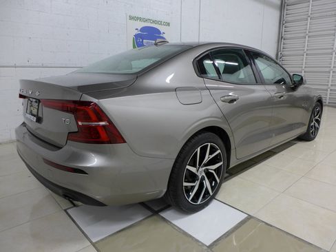 Used 2020 Volvo S60 T5 Momentum image 5