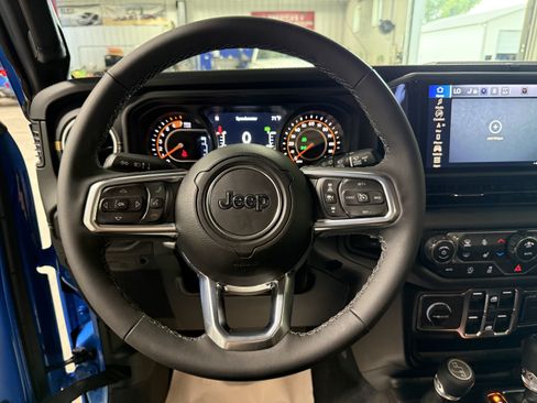 Used 2026 Jeep Wrangler Unlimited Sahara AWD/4WD image 18