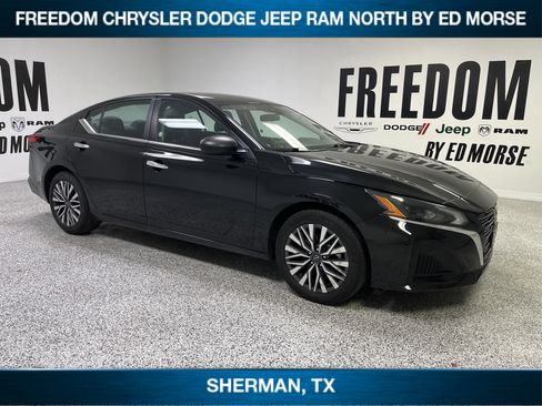 Used 2024 Nissan Altima 2.5 SV image 3