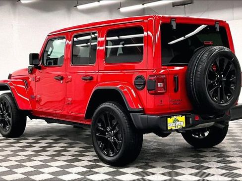 Used 2025 Jeep Wrangler Unlimited Sahara AWD/4WD image 3