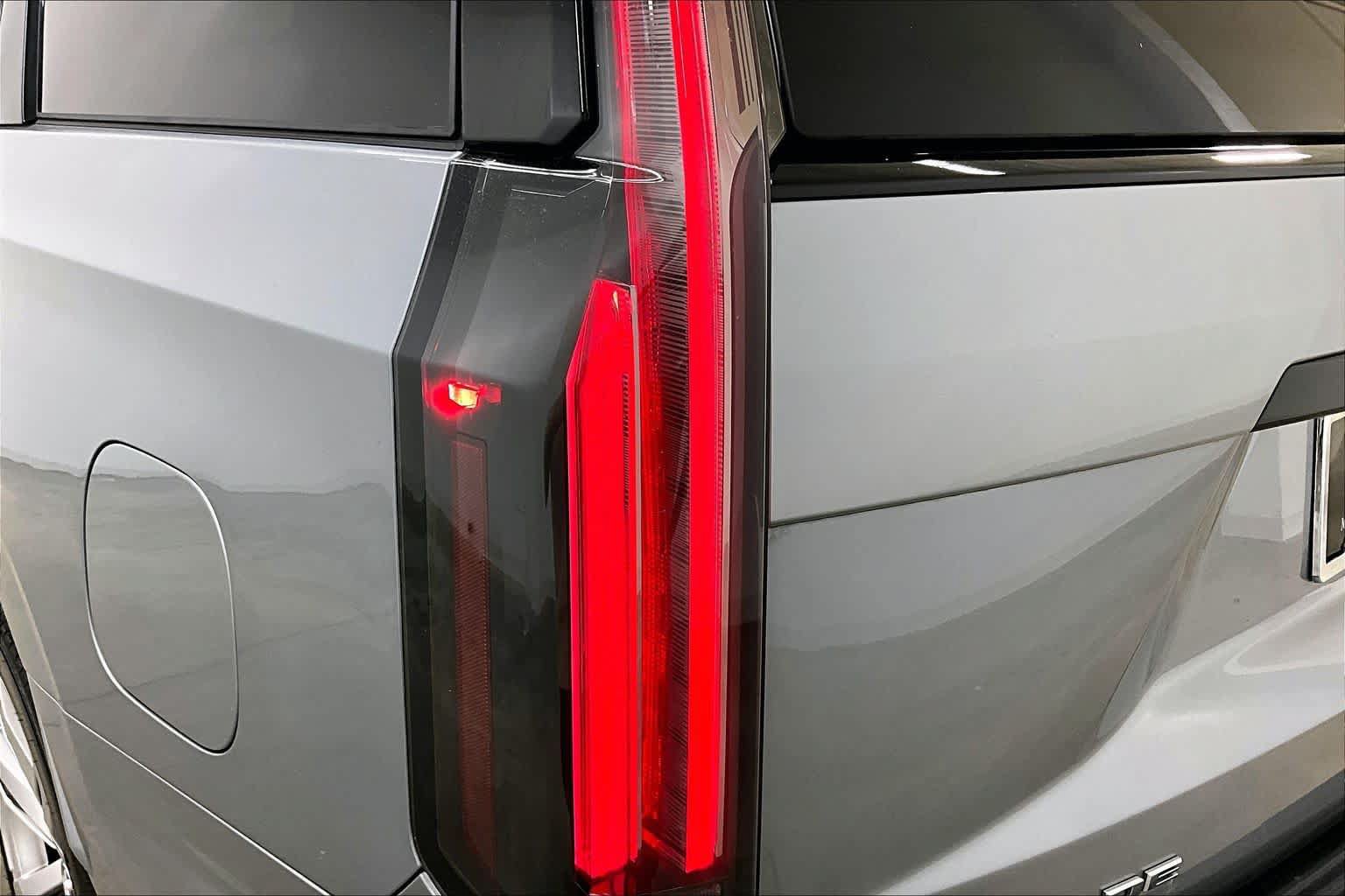 Used 2025 Cadillac Escalade Sport Platinum w/ LPO, Floor Liner Package AWD/4WD image 28