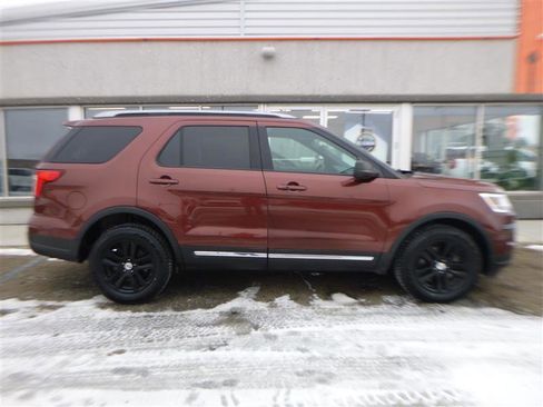 Used 2018 Ford Explorer XLT image 4