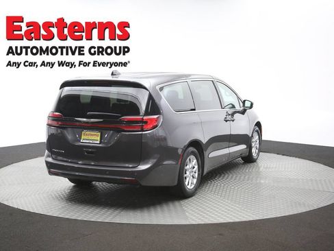 Used 2023 Chrysler Pacifica Touring-L FWD image 41