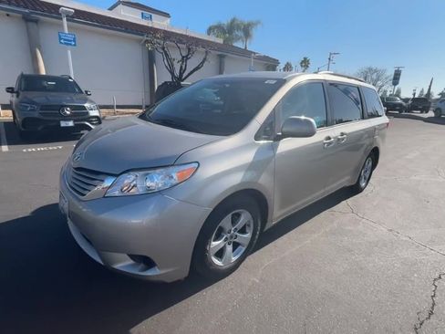 Used 2015 Toyota Sienna LE image 4